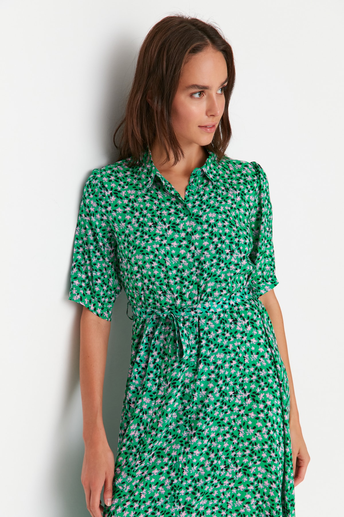 Yeşil Kuşaklı Gömlek  Midi Dokuma Çiçek Desenli Elbise TWOSS20EL1559