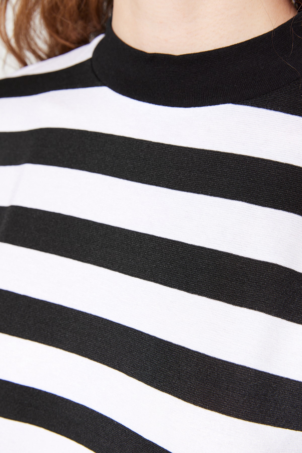 Siyah Beyaz Çizgili Basic Dik Yaka Örme T-Shirt TWOSS21TS1204